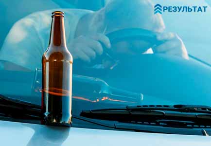 Мужчина спит в автомобиле за рулём