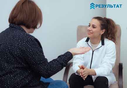 Психотерапевт слушает пациентку