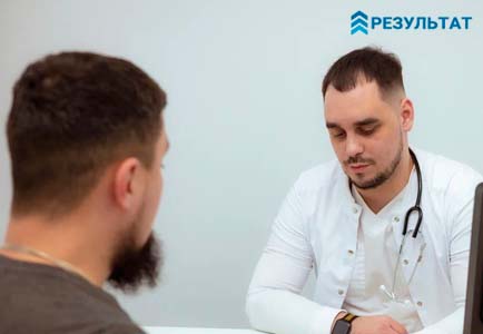 Врач и пациент за столом