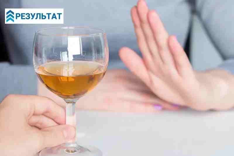 Человек отказывается от алкоголя